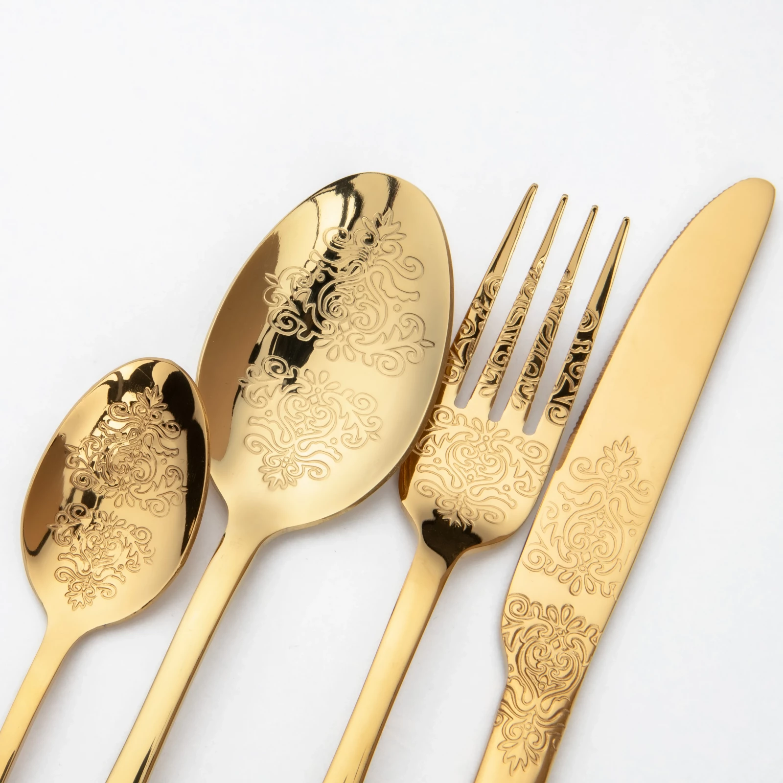 https://storage.alifshop.tj/media/images/alifshop/21465/nabor-stolovyh-priborov-gold-s-gravirovkoy-24-predmeta-zolotistyy-1709195249391.png