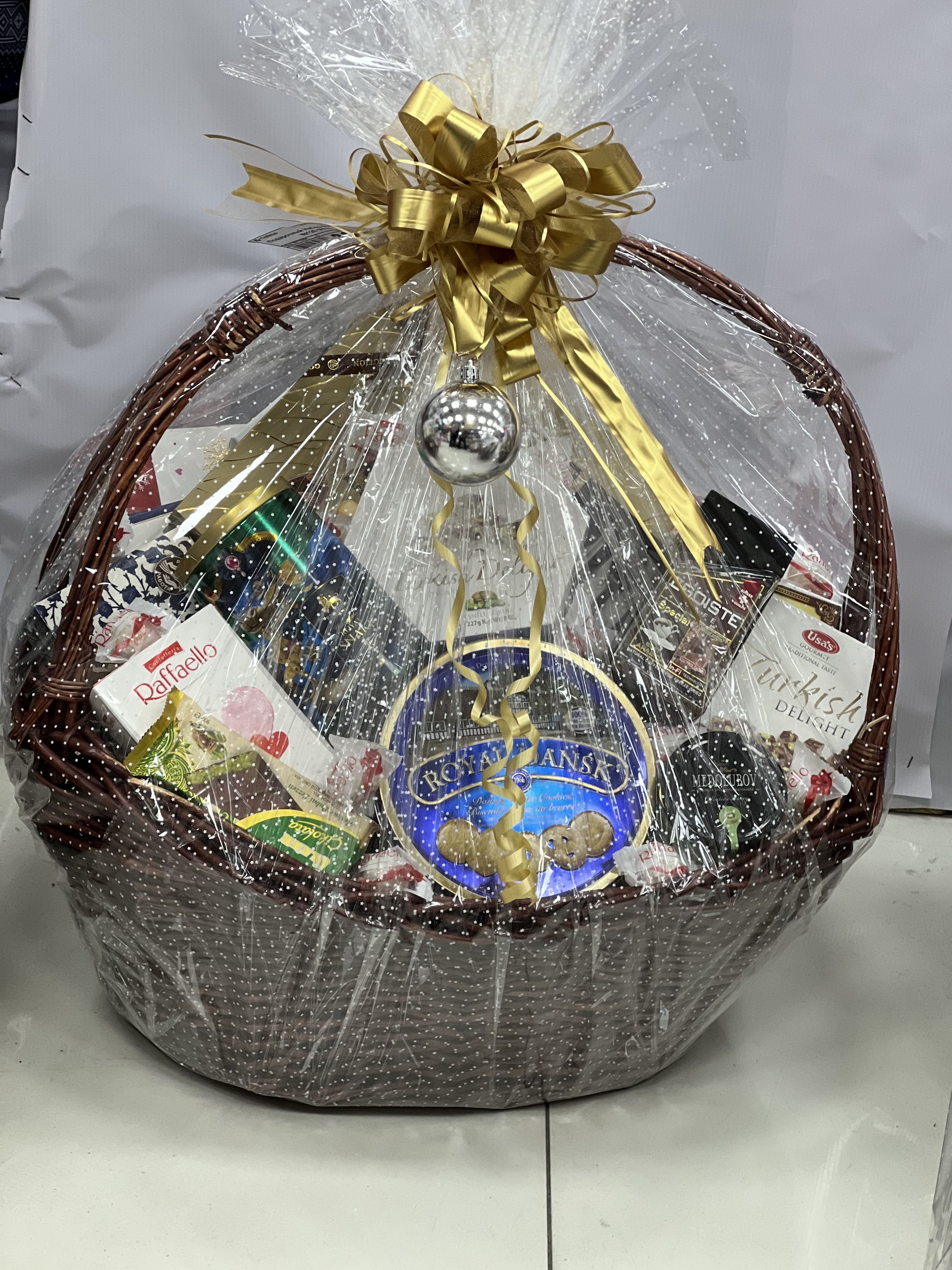 https://storage.alifshop.tj/media/images/alifshop/28295/podarochnyy-nabor-korzinka-126-copy-copy-1734795845854.jpg