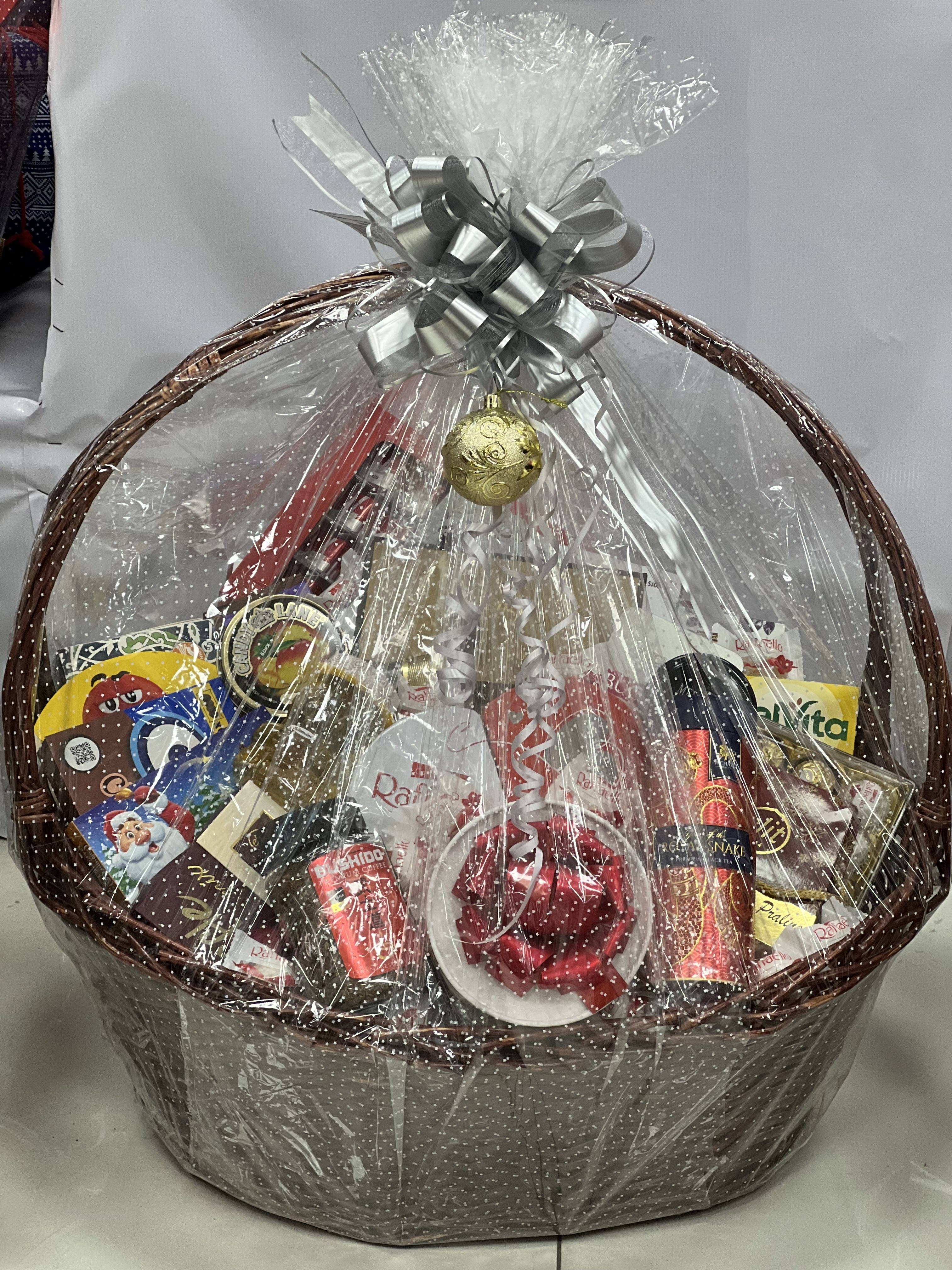 https://storage.alifshop.tj/media/images/alifshop/28297/podarochnyy-nabor-korzinka-88-1734796309945.jpg