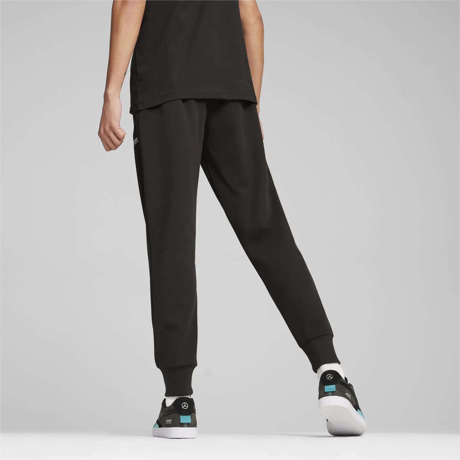 https://storage.alifshop.tj/media/images/alifshop/32825/muzhskie-sportivnye-shtany-puma-mapf1-sweatpants-cc-m-chernyy-1741926870710.png
