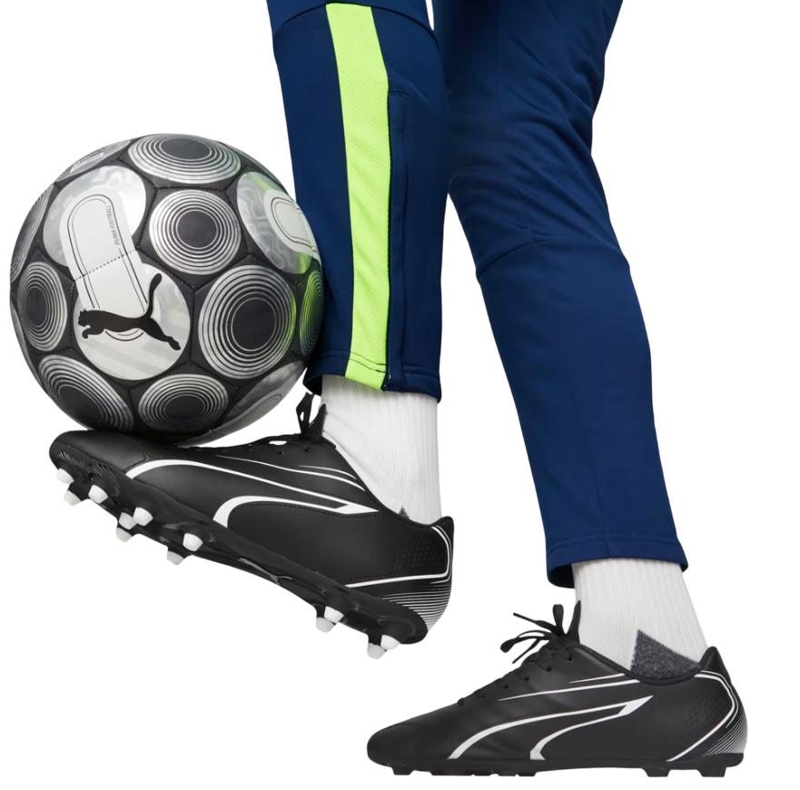 https://storage.alifshop.tj/media/images/alifshop/41545/butsy-puma-vitoria-fg-ag-107483-cherno-belyy-6434-1759746833394.png