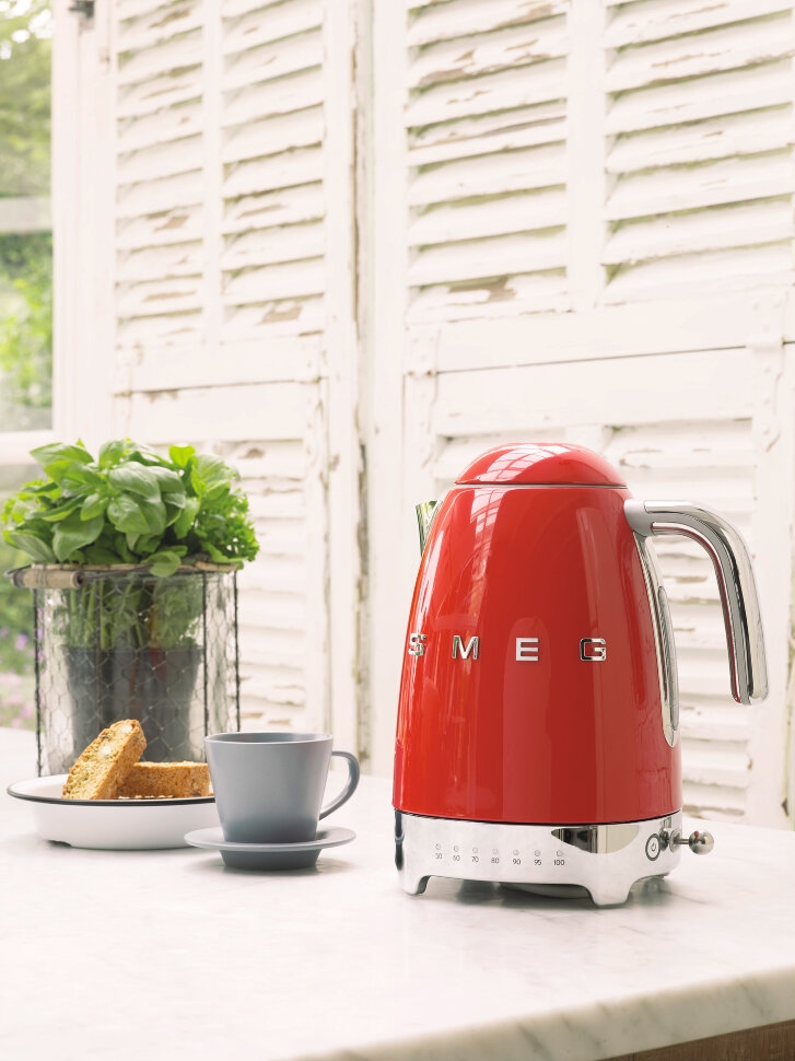 https://storage.alifshop.tj/media/images/alifshop/45022/chaynik-smeg-klf04rdeu-1-7-l-krasnyy-1765431333297.jpg