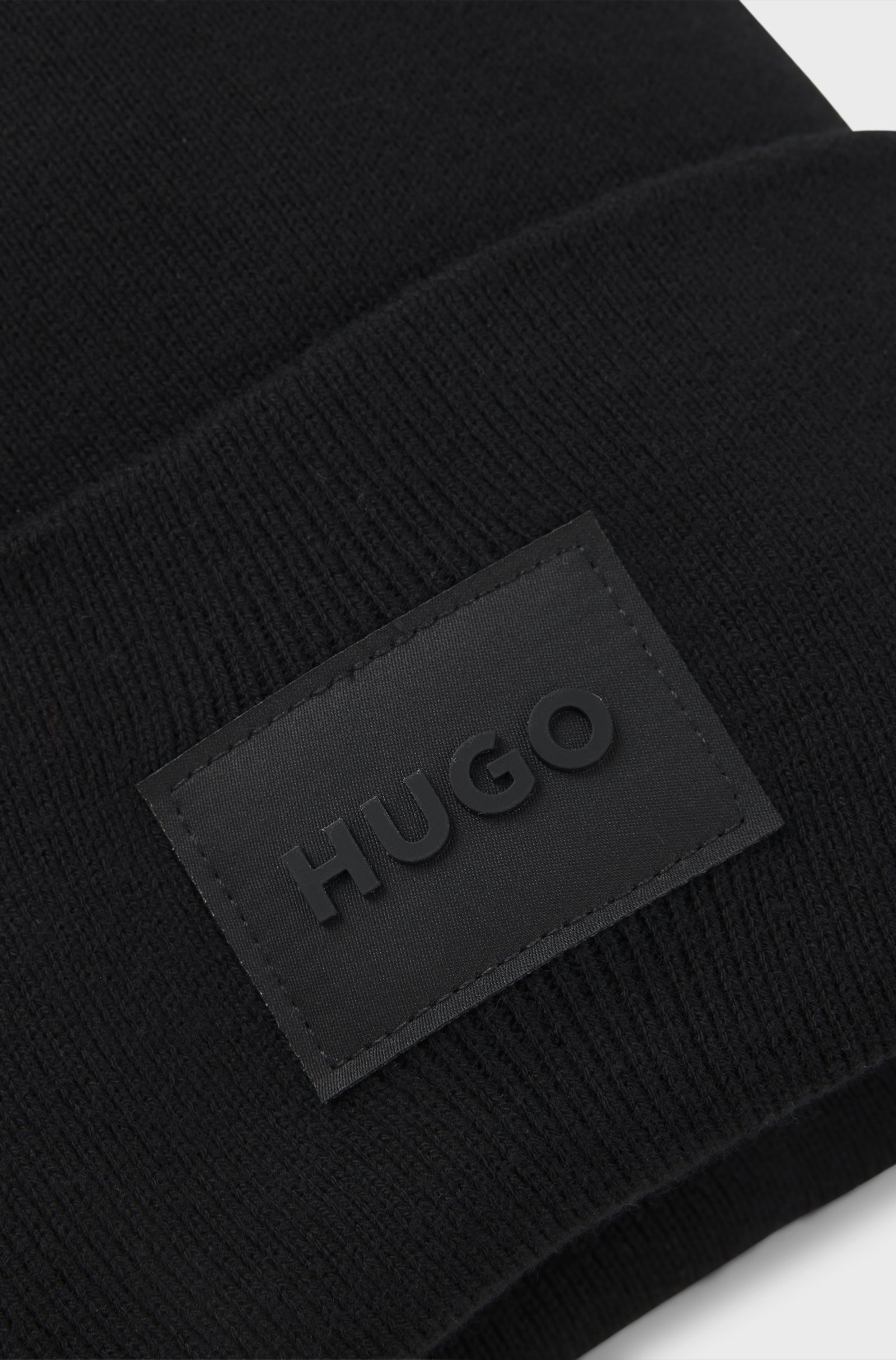 https://storage.alifshop.tj/media/images/alifshop/47158/shapka-hugo-boss-knitted-beanie-50551508-chernyy-1767703288427.jpg
