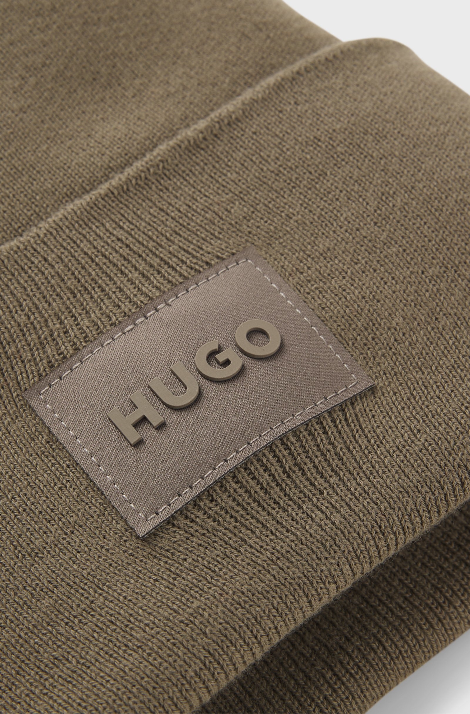 https://storage.alifshop.tj/media/images/alifshop/47159/shapka-hugo-boss-knitted-beanie-50551508-korichnevyy-1767703366053.jpg