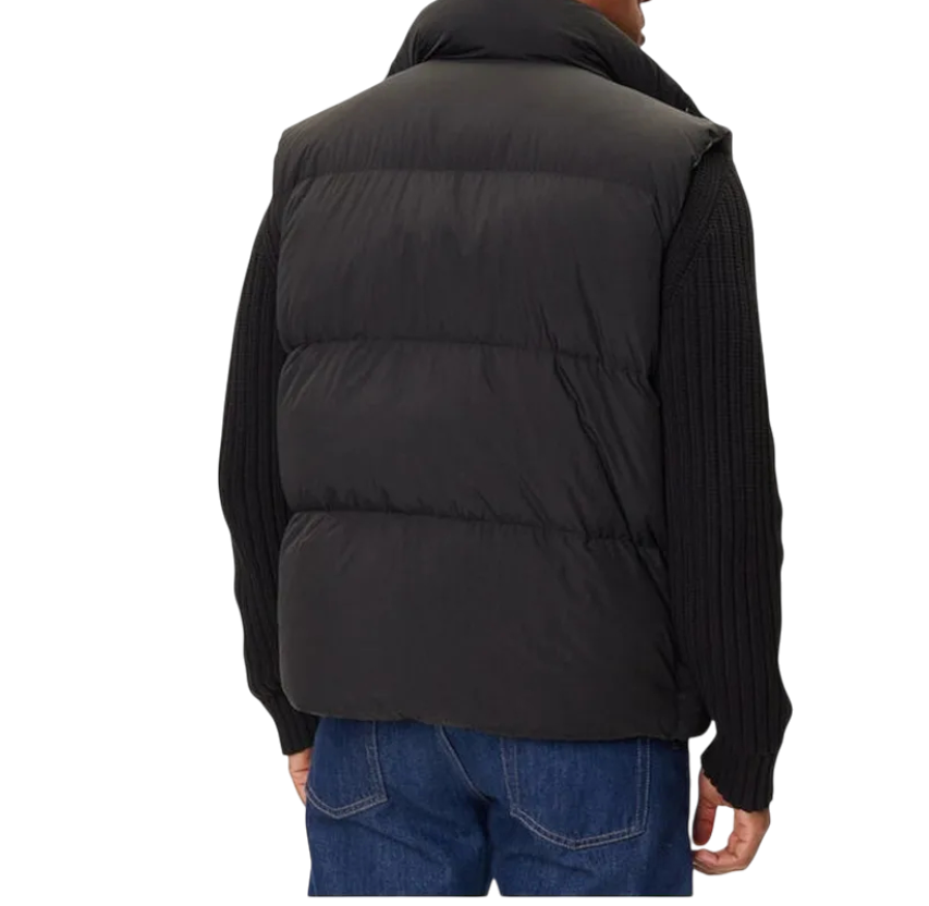 https://storage.alifshop.tj/media/images/alifshop/47845/zhilet-armani-exchange-xm001100-af16340-l-chernyy-1768382164203.png