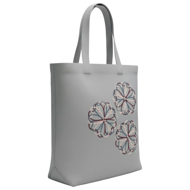 https://storage.alifshop.tj/media/images/alifshop/48179/shoper-iz-gabardina-s-vyshivkoy-flowers-01-seryy-1768759408416.png