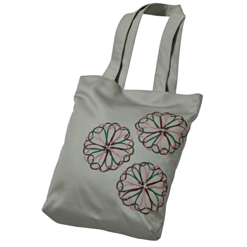https://storage.alifshop.tj/media/images/alifshop/48180/shoper-iz-gabardina-s-vyshivkoy-flowers-02-seryy-1768759449355.png