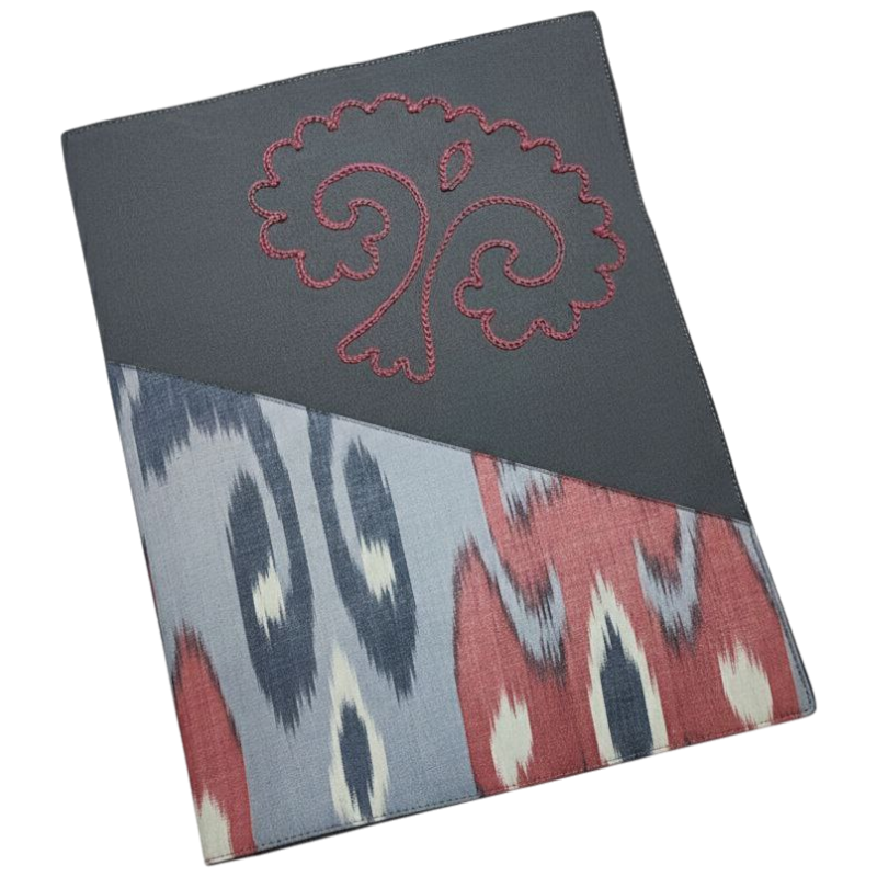 https://storage.alifshop.tj/media/images/alifshop/48184/papka-ofisnaya-s-vyshivkoy-i-adrasom-sero-rozovyy-1768760257797.png
