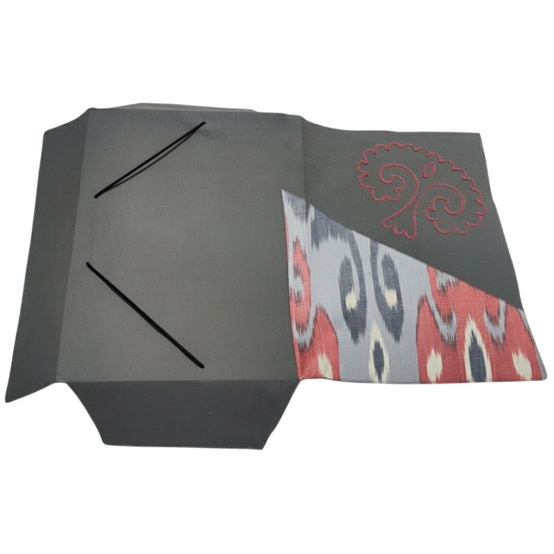 https://storage.alifshop.tj/media/images/alifshop/48184/papka-ofisnaya-s-vyshivkoy-i-adrasom-sero-rozovyy-1768760259240.png