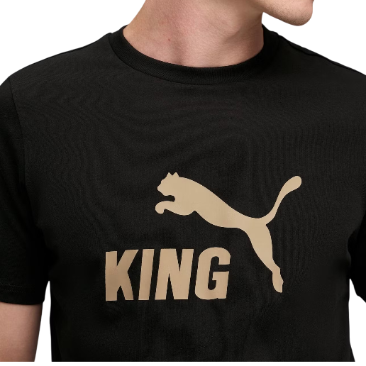 https://storage.alifshop.tj/media/images/alifshop/52080/muzhskaya-futbolka-puma-king-logo-tee-660287-l-chernyy-1771847331629.png