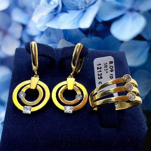 https://storage.alifshop.tj/media/images/alifshop/57512/komplekt-iz-zolota-sergi-i-kolco-razmer-18-585-proba-8-09-gramm-1779086933701.jpg