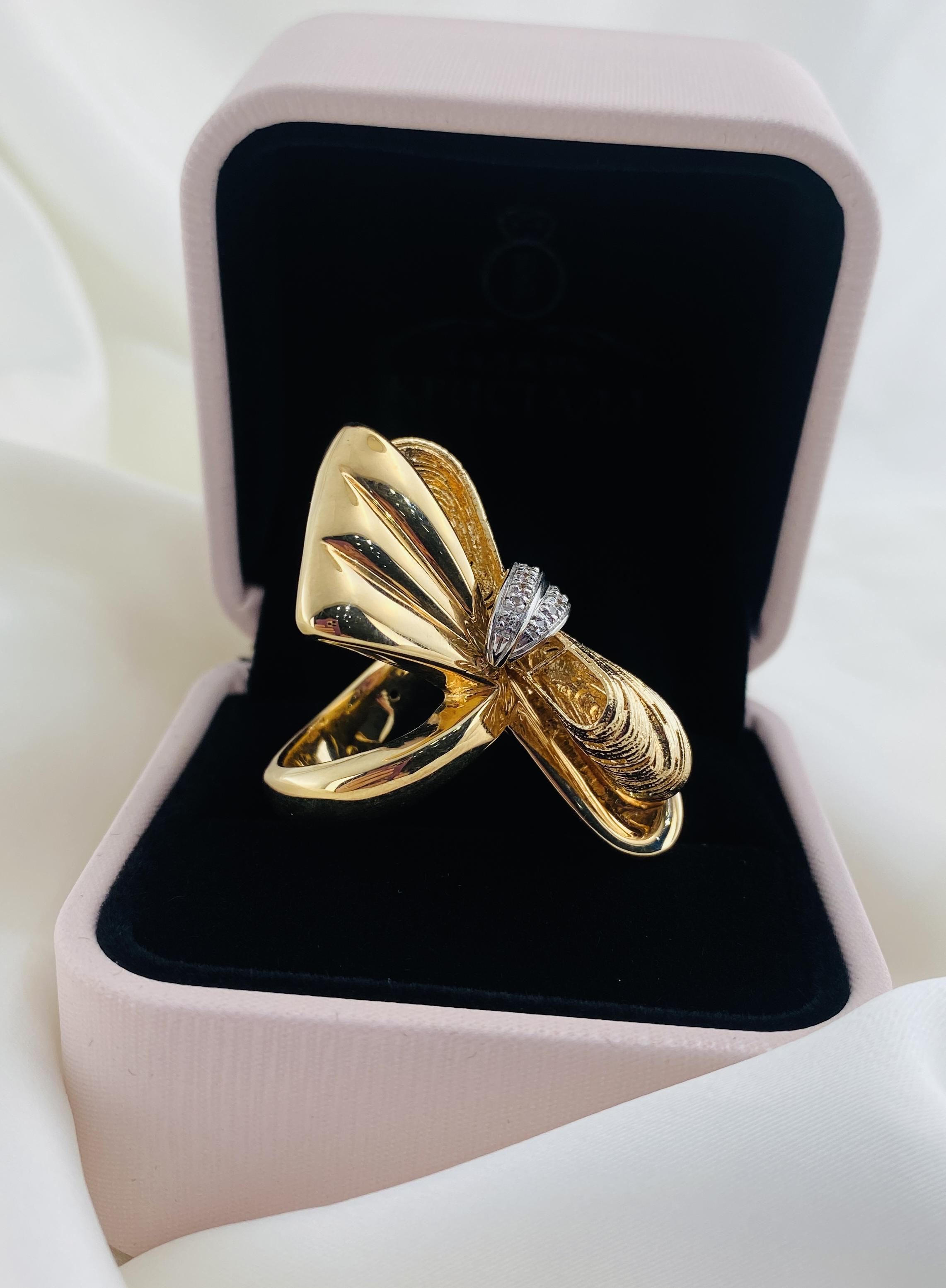 https://storage.alifshop.tj/media/images/alifshop/7022/kolco-iz-zolota-fiore-doro-razmer-18-6-89-g-1664193704124.png